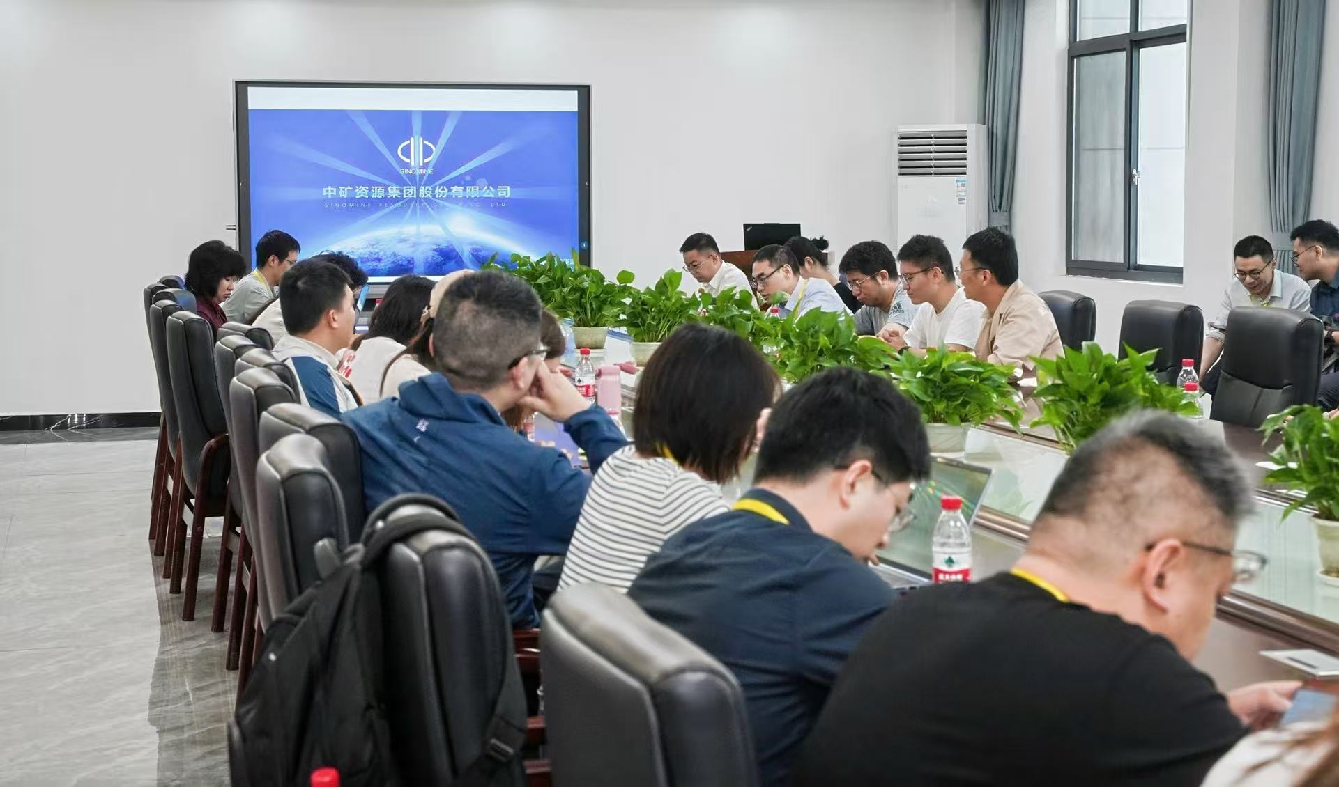 “锂”想同行 共筑未来 | 投资者代表团走进中矿资源（江西）锂业有限公司