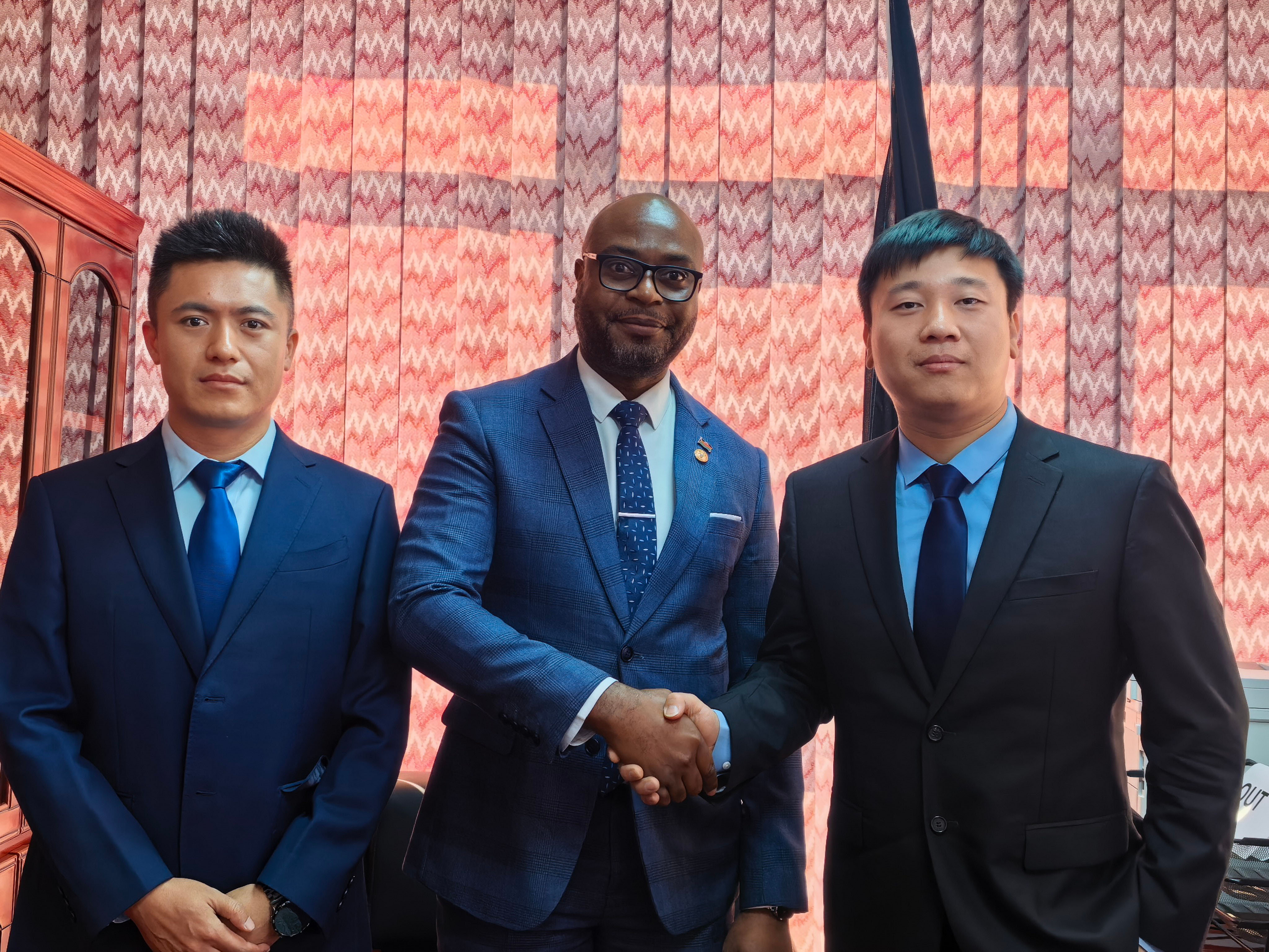 集团副总裁王治伟率中南非中心副总经理李传班拜会马拉维矿业部部长 -----Sinomine Group VP Wang Zhiwei with SCAROC Deputy GM Li Chuanban, met with Malawi's Minister of Mining, Thoko Tembo.jpg