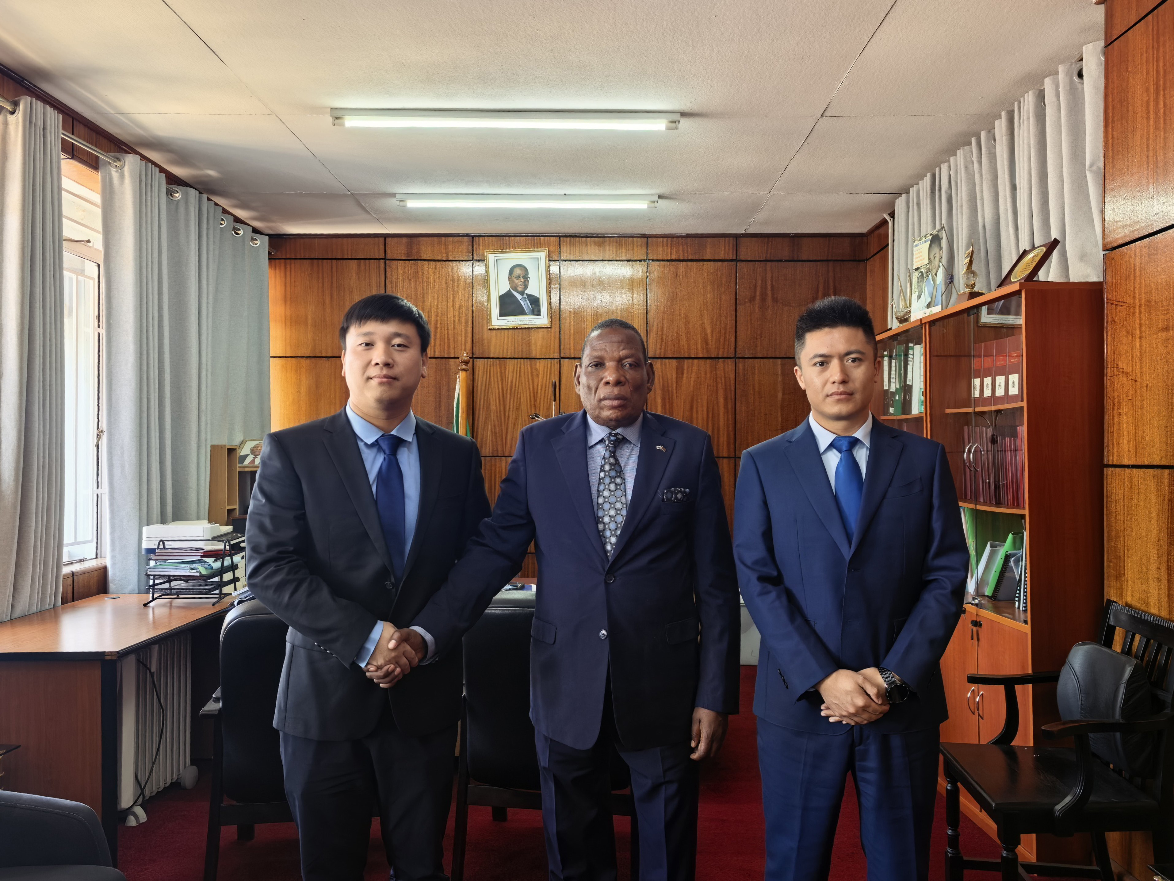 集团副总裁王治伟率中南非中心副总经理李传班拜会马拉维财政部部长 -----Sinomine Group VP Wang Zhiwei with SCAROC Deputy GM Li Chuanban, met with Malawi's Minister of Finance, Hon. Jeseph Mathyola Mwanamvekha.jpg