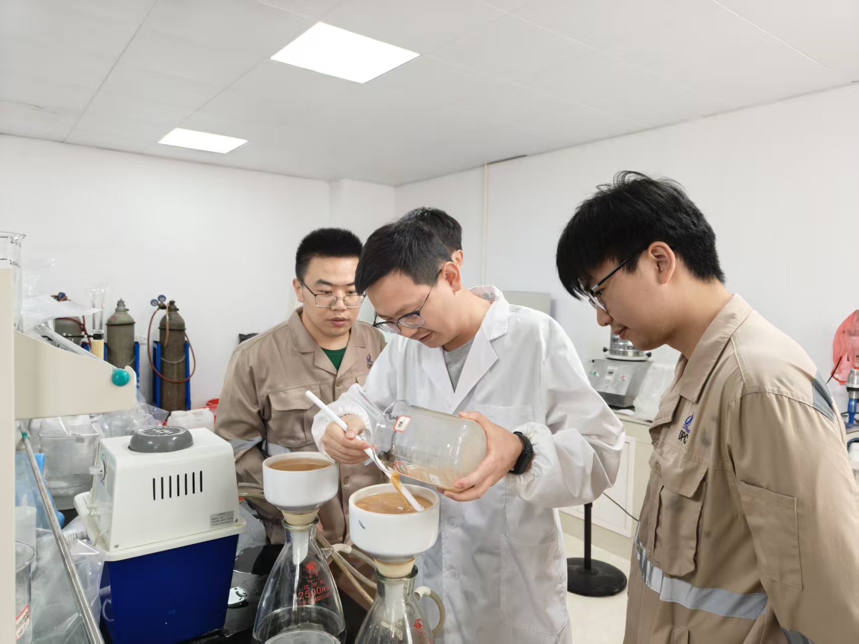 扎根锂业，攻坚路上让“锂”想花开｜中矿锂业研发部90后工程师徐苗